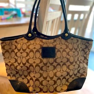 PRICE DROP✨🤩 COACH Bleeker black & tan signature shoulder tote